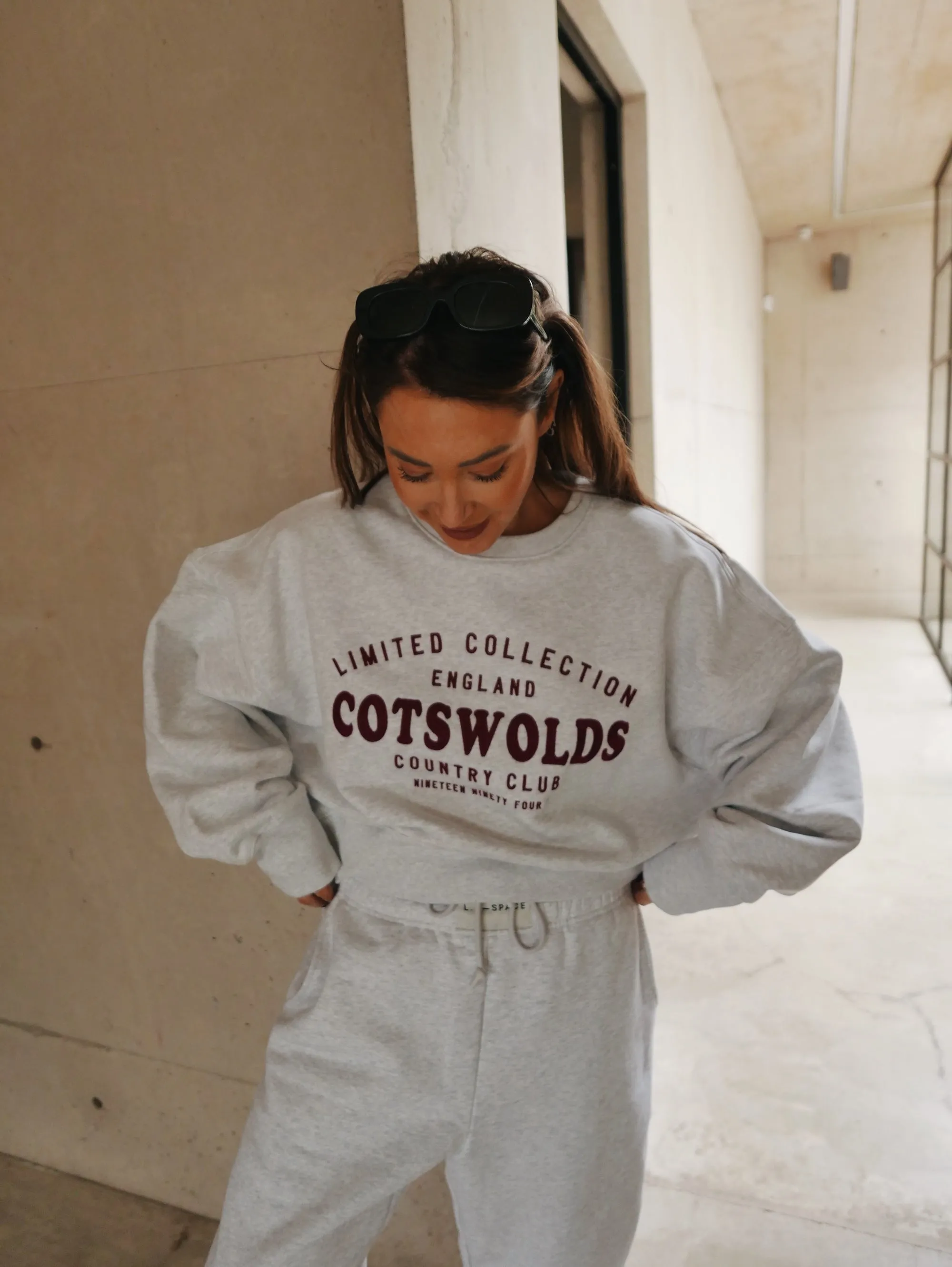 ‘COTSWOLDS' EMBROIDERED CROPPED SWEATSHIRT  LIGHT GREY MARL